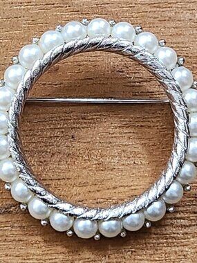Vtg Trifari Crown Faux Pearls Silver Tone Round Wreath Brooch Pin Signed 1.5”